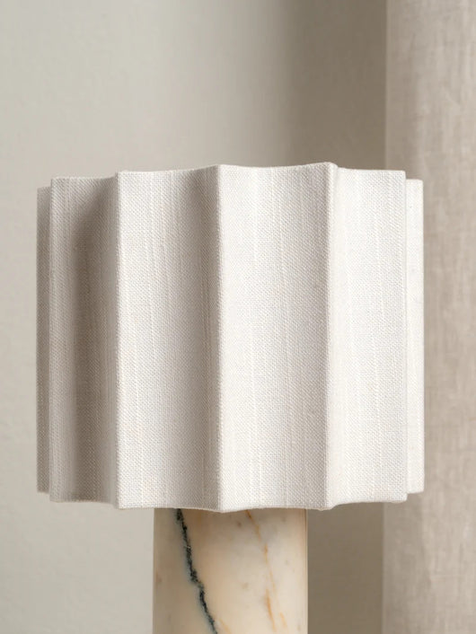 Lámpara de Mesa Minimalista con Pantalla Plisada en Mármol - Image 10