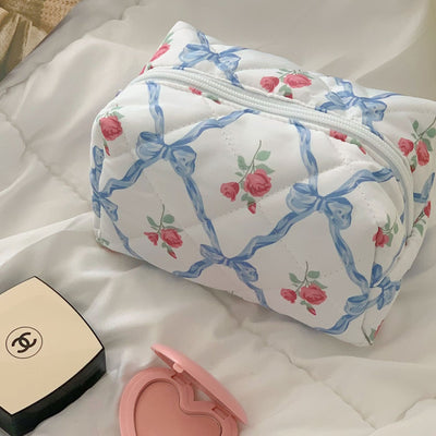 Bolsa de Cosméticos Viajera con Diseño de Corazón y Moño - Image 5