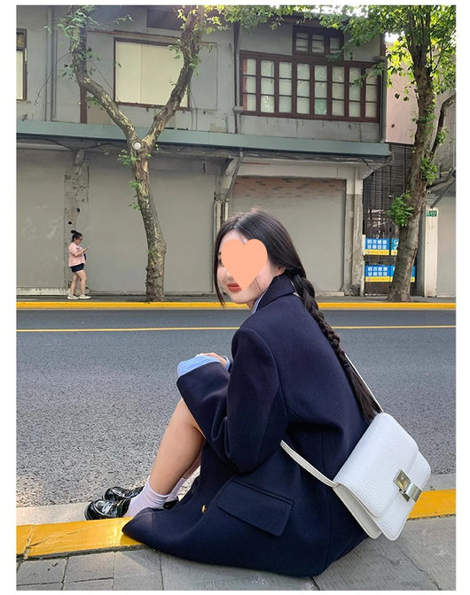 Abrigo de Lana Azul Marino para Mujer con Diseño Estructurado de Hombros Realzados - Image 10
