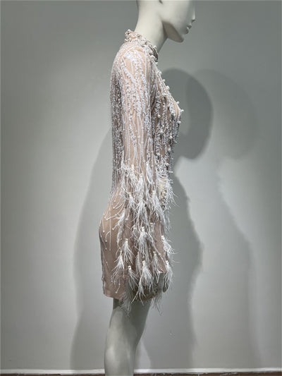 Vestido de Lentejuelas y Plumas con Perlas Expandidas - Image 12