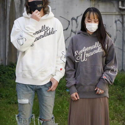 Sudadera con Capucha Retro Graffiti Alfabeto Desgastado Unisex - Image 17