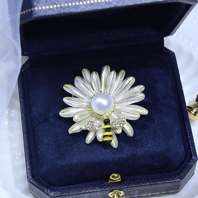 Broche Floral Silvestre con Perla Genuina y Abeja - Accesorio Elegante para Vestidos - Image 8