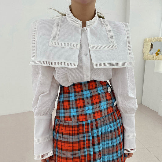 Blusa Suelta con Solapa Grande y Detalles de Contraste