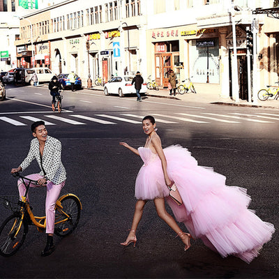 Vestido de Novia con Cola Fotográfica para Sesiones de Moda Urbana - Image 2