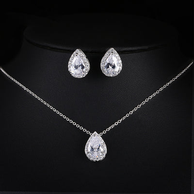 Conjunto de Aretes y Collar con Circonitas en Forma de Gota - Image 4