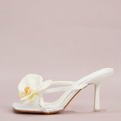 Sandalias de Tacón Alto con Punta Cuadrada y Flores Blancas - Image 3