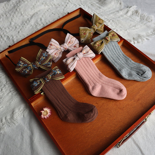 Conjunto de Accesorios para Bebé Recién Nacido - Diadema, Calcetines y Moño Decorativo - Image 11