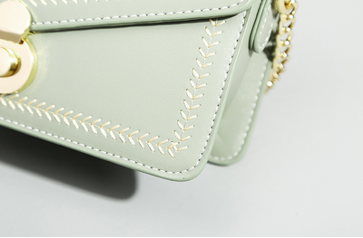 Bolso Mensajero de Cadena Dorada para Mujer - Versátil y Moderno - Image 16