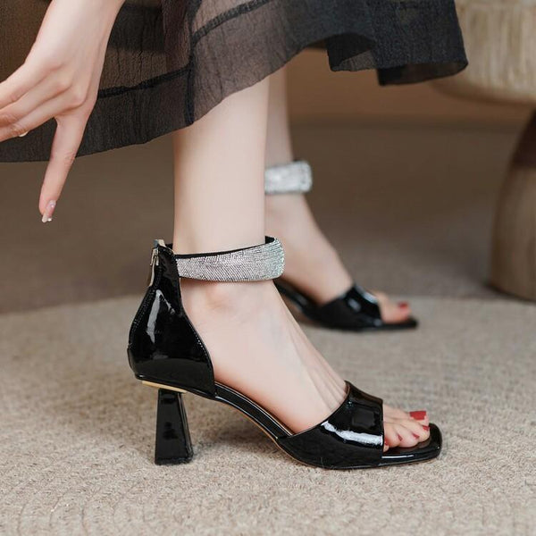Sandalias de Confort con Punta Reforzada en Cuero Brillante