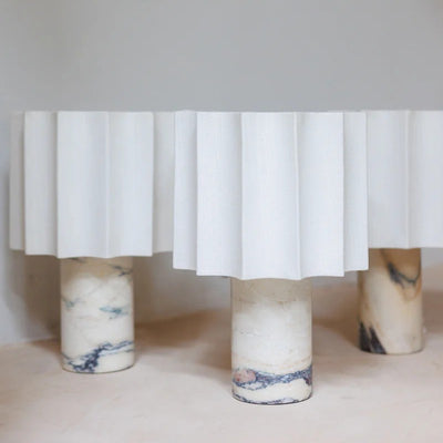 Lámpara de Mesa Minimalista con Pantalla Plisada en Mármol - Image 3