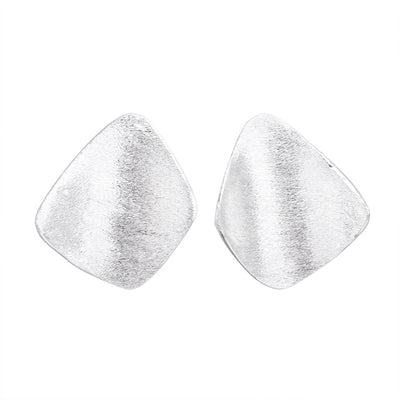 Aretes Cuadrados Frosted Cepillados con Tachuelas - Image 5