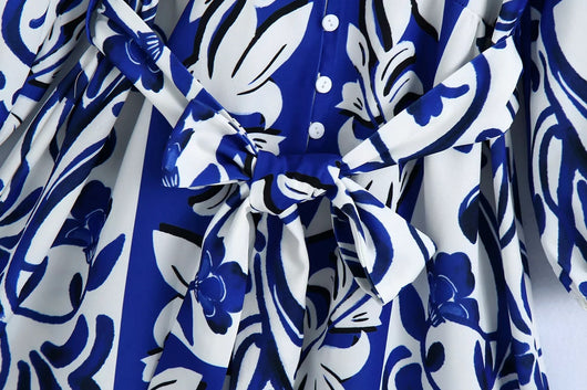 Vestido Camisero Azul y Blanco Porcelana con Solapa y Drapeado en Cintura - Image 12