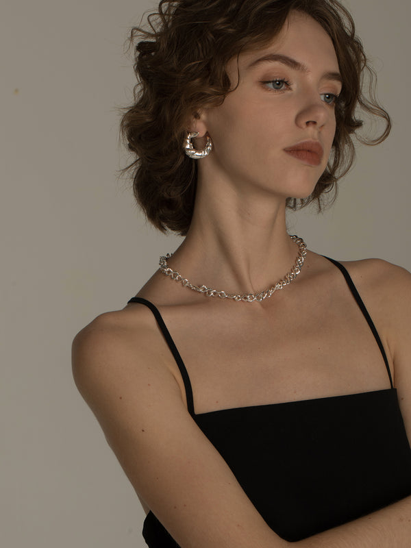 Aretes de Lujo Ligero con Textura Irregular y Giro Moderno