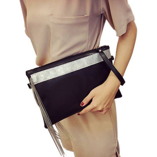 Clutch Sobre Elegante con Borlas - Diseño Minimalista en Negro - Image 5