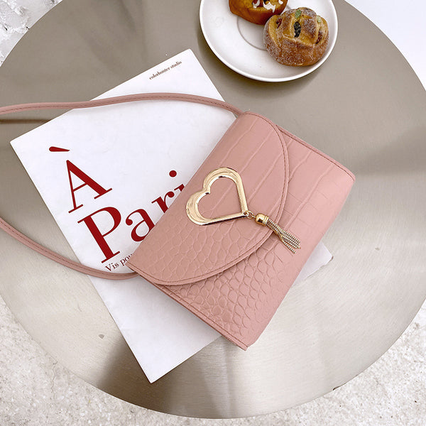 Bolsa Bandolera Cuadrada con Patrón de Corazones y Flecos en Colores Pastel