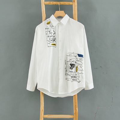 Playera Blanca Hombre Estilo Hong Kong con Estampado Graffiti - Image 9