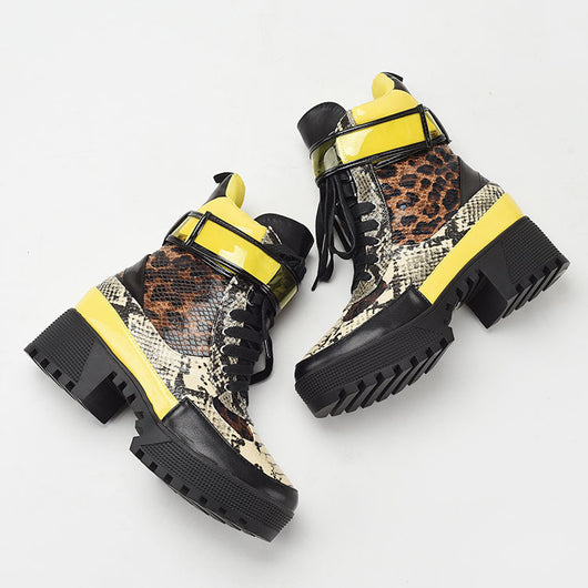 Botas Martin con Patrón Piel de Serpiente, Cierre de Cordones y Velcro - Image 3