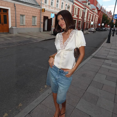 Blusa Ajustada con Escote V y Detalles de Encaje - Image 4
