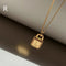 Colar Com Pingente Quadrado De Letra Cadeado 26 Banhado A Ouro 18K Dourado R