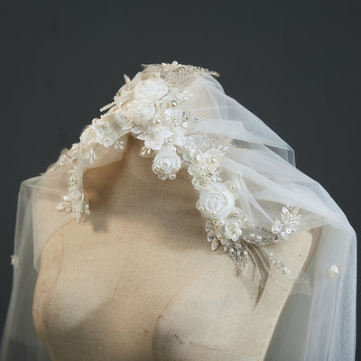 Tocado de Encaje Vintage con Perlas y Pétalos - Image 4