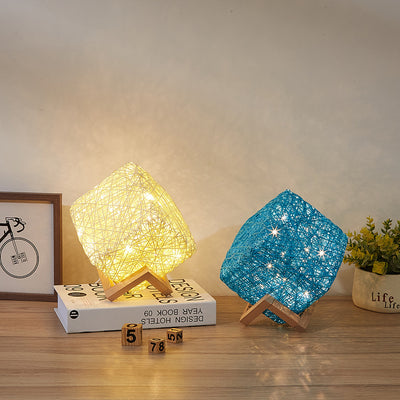 Lámpara de Mesa LED de Ratán Tejida a Mano con Carga USB - Image 9