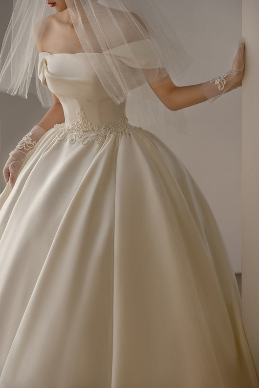 Vestido de Novia Retro Satinado con Hombros Descubiertos y Cola Elegante - Image 11