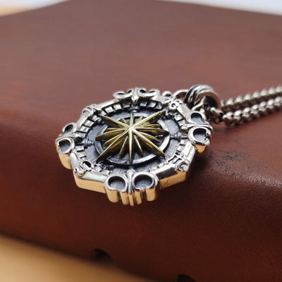 Dije Brújula de Acero Sterling Plateado para Hombre - Estilo Náutico - Image 3