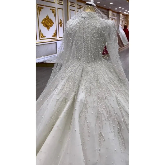 Vestido de Novia con Falda de Tul Voluminosa y Cola Elegante - Image 11