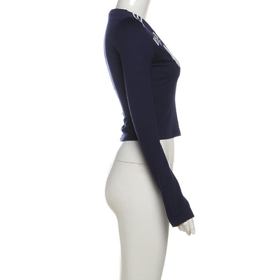 Playera Deportiva Retro para Mujer con Cuello V y Estampado de Letras y Números - Image 11
