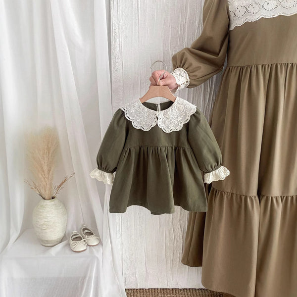Vestido Princesa Niña con Cuello de Encaje y Solapas