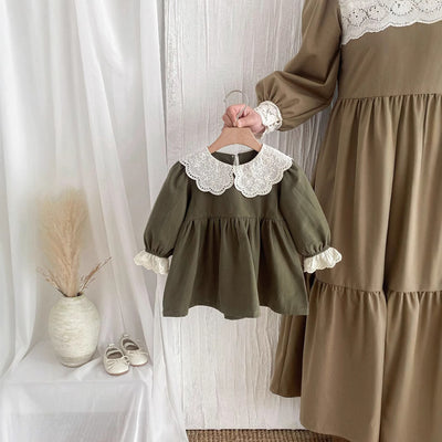 Vestido Princesa Niña con Cuello de Encaje y Solapas - Image 2