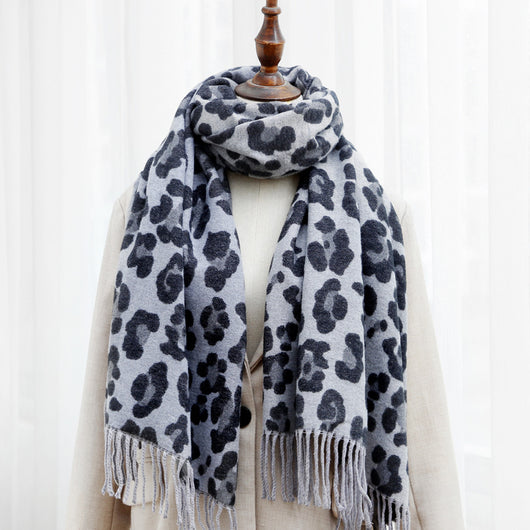 Bufanda Estampado Leopardo Doble Cara con Borlas Gruesas - Cashmira Premium - Image 4