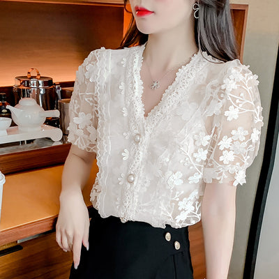 Blusa de Encaje con Flores 3D y Cuello V - Image 4