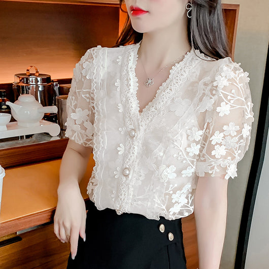 Blusa de Encaje con Flores 3D y Cuello V - Image 4