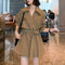 Gabardina Corta Khaki Cintura Ajustada con Drapeado Elegante