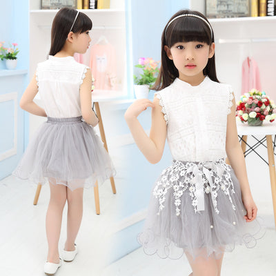 Vestido Infantil Elegante con Encaje y Detalles Perlados