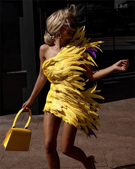 Vestido de Noche Elegante con Plumas y Espalda Descubierta - Image 4