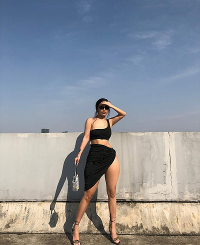 Conjunto de Dos Piezas: Top Halter con Abertura Lateral y Minifalda - Image 2