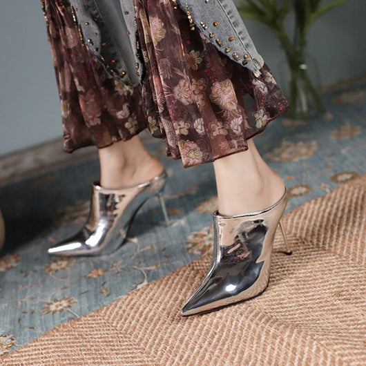 Tacones Stiletto Plateados con Punta Fina y Capellada de Cuero Charol