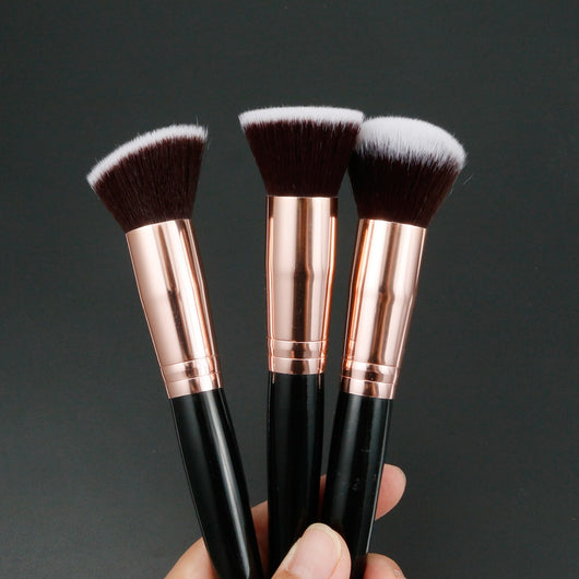 Set de 3 Brochas de Maquillaje Portátiles con Cabezal Plano Biselado - Image 11