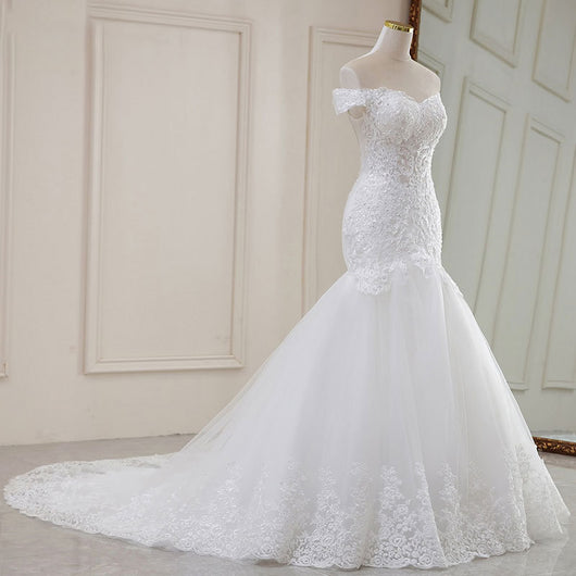 Vestido de Novia Blanco Elegante con Encaje, Cuello en V y Cola Larga - Image 4