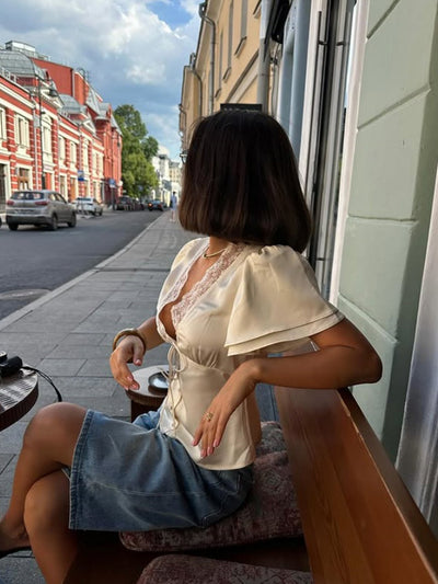 Blusa Ajustada con Escote V y Detalles de Encaje - Image 19