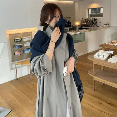 Gabardina Larga de Cuello Alto con Diseño Versátil y Elegancia Contemporánea - Image 3