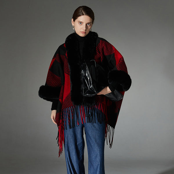 Chal Navideño Rojo con Cuello de Peluche, Diseño Jacquard y Borlas Geométricas