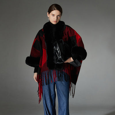 Chal Navideño Rojo con Cuello de Peluche, Diseño Jacquard y Borlas Geométricas - Image 2