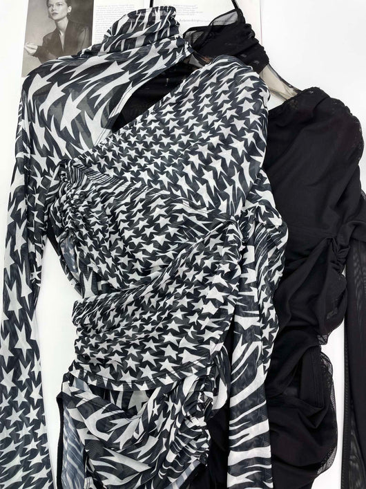 Blusa Asimétrica de Malla con Estampado Hueco - Image 12