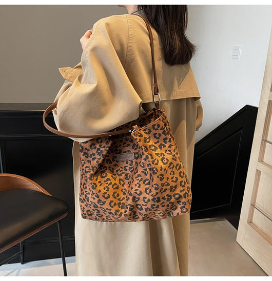 Bolsa Grande de Lona con Estampado de Leopardo para Hombro - Image 11