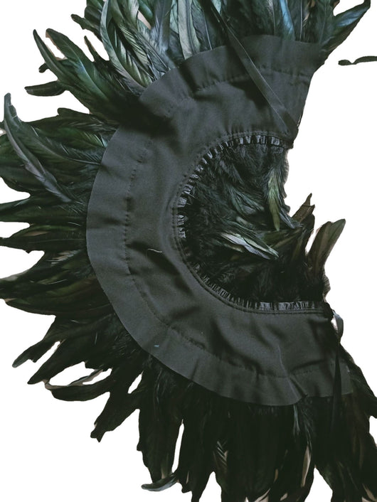 Capa Gótica Amazona con Cuello de Plumas - Image 7