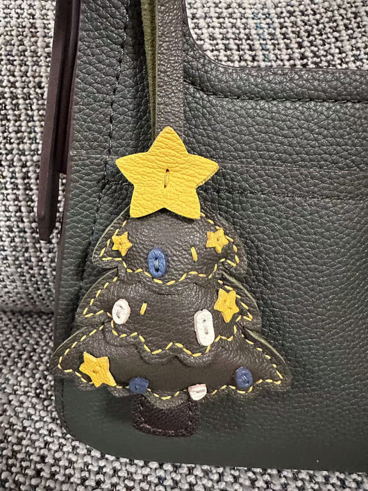 Estuche Artesanal para Llaves de Cuero de Oveja Navideño con Diseño Santa Claus - Image 8