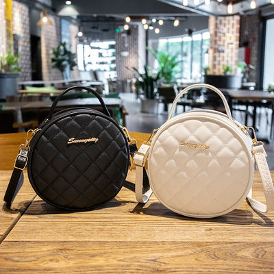 Bolso Redondo Pequeño con Bordado de Rombo y Diseño Asimétrico - Image 7